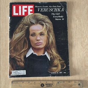 Vintage Magazine - Women's Fashion and Culture Publication August 1967 Veruschka
